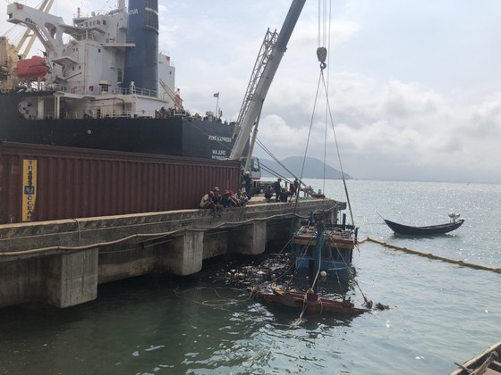 Hai tàu cá của ngư dân bị chìm ở khu vực cảng biển Vũng Áng ảnh 2