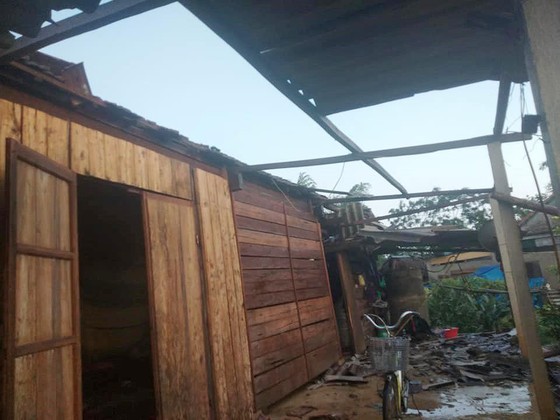 Hà Tĩnh: Bất ngờ xuất hiện mưa kèm lốc xoáy khiến nhiều nhà dân bị tốc mái ảnh 3
