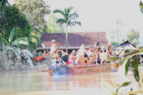 Phó Thủ tướng Vương Đình Huệ động viên, thăm hỏi người dân vùng lũ Hà Tĩnh ảnh 2 Phó Thủ tướng Vương Đình Huệ động viên, thăm hỏi người dân vùng lũ Hà Tĩnh ảnh 2