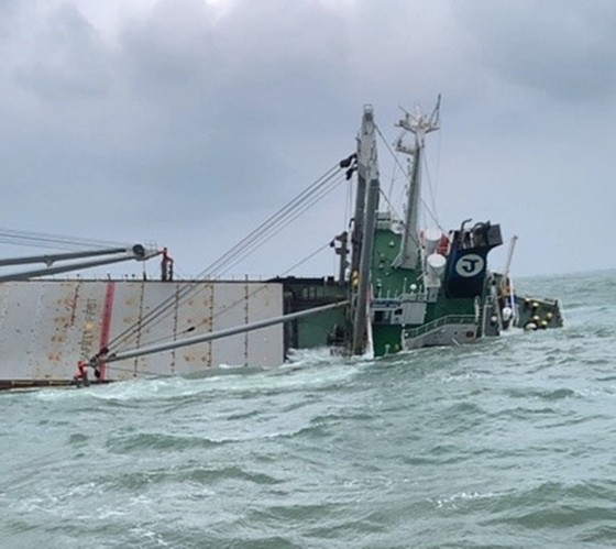 Thuê đơn vị chuyên môn xử lý nguy cơ tràn dầu vụ tàu 9.000 tấn bị chìm trên biển Hà Tĩnh ảnh 1 Thuê đơn vị chuyên môn xử lý nguy cơ tràn dầu vụ tàu 9.000 tấn bị chìm trên biển Hà Tĩnh ảnh 1