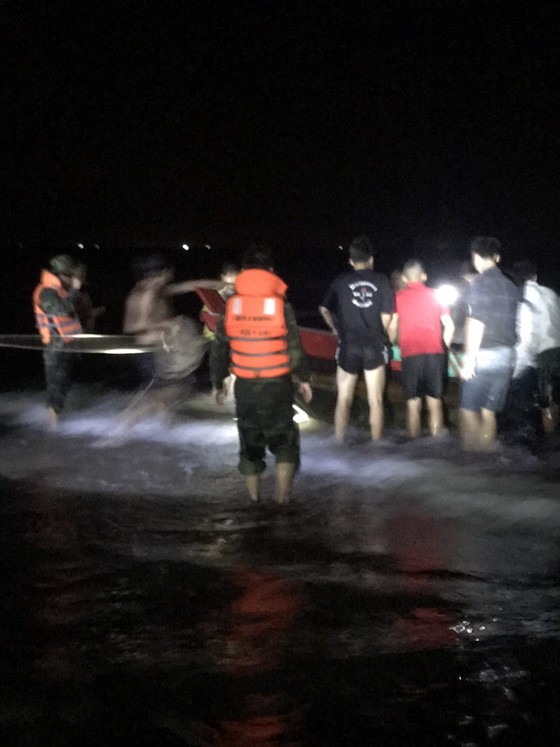 Kịp thời cứu sống nhiều ngư dân bị chìm thuyền trên biển ảnh 2