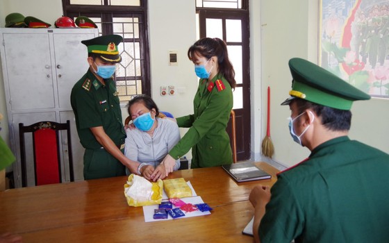 Đối tượng Nguyễn Thị Lương và tang vật bị bắt giữ
