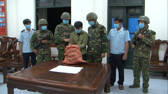 Bắt giữ đối tượng vận chuyển 6 bánh heroin và 7.600 viên ma túy ảnh 4