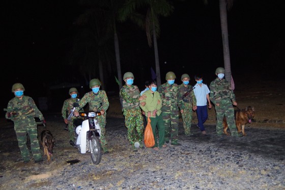 Bắt giữ đối tượng vận chuyển 6 bánh heroin và 7.600 viên ma túy ảnh 1
