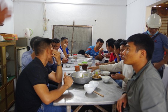 Cứu thành công 16 thuyền viên gặp nạn trên biển Hà Tĩnh ảnh 8