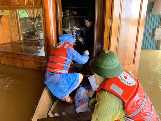 Hội Chữ thập đỏ Hà Tĩnh hỗ trợ lương thực, nước uống cho các hộ dân bị ngập lụt sâu ở huyện Hương Khê