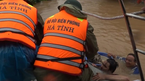 Bộ đội Biên phòng Hà Tĩnh kịp thời ứng cứu nhiều người dân trong vùng lũ ảnh 2