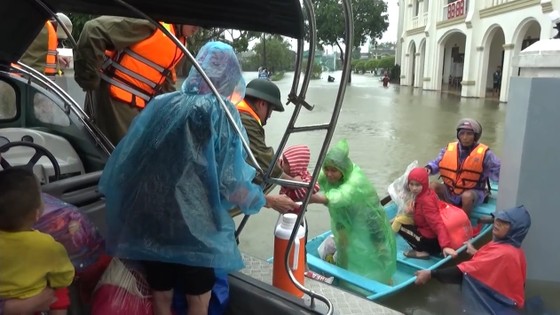 Bộ đội Biên phòng Hà Tĩnh kịp thời ứng cứu nhiều người dân trong vùng lũ ảnh 9