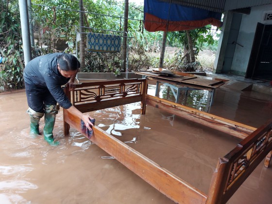 Tích cực dọn dẹp vệ sinh trường lớp sau khi lũ rút ảnh 6 Tích cực dọn dẹp vệ sinh trường lớp sau khi lũ rút ảnh 6