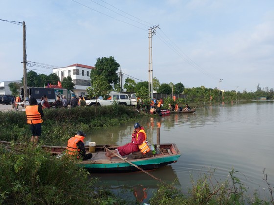 Tích cực dọn dẹp vệ sinh trường lớp sau khi lũ rút ảnh 8 Tích cực dọn dẹp vệ sinh trường lớp sau khi lũ rút ảnh 8