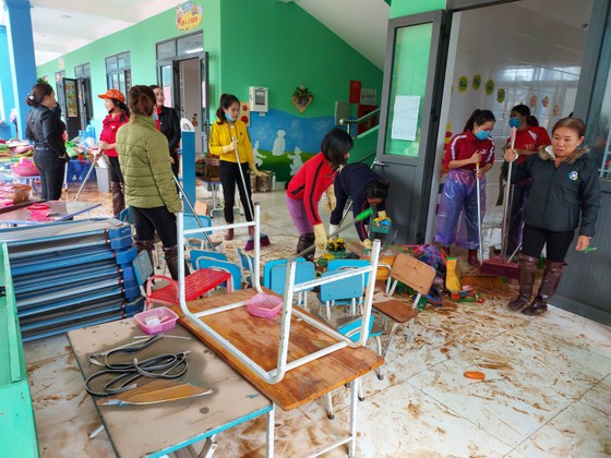Tích cực dọn dẹp vệ sinh trường lớp sau khi lũ rút ảnh 3 Tích cực dọn dẹp vệ sinh trường lớp sau khi lũ rút ảnh 3