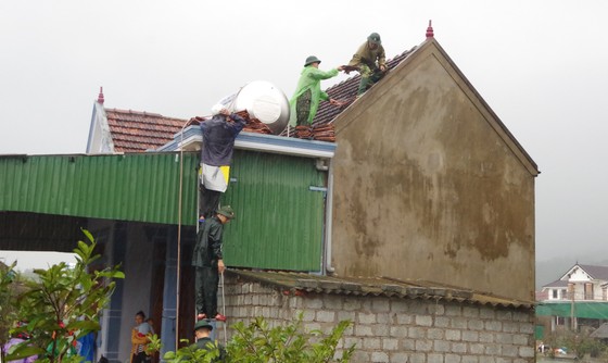 Lốc xoáy khiến 30 nhà dân bị tốc mái ở Hà Tĩnh ảnh 2 Lốc xoáy khiến 30 nhà dân bị tốc mái ở Hà Tĩnh ảnh 2