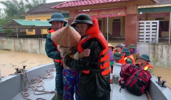 Vượt sông đưa 220 người dân ở “ốc đảo” Hồng Lam đến nơi an toàn ảnh 1 Vượt sông đưa 220 người dân ở “ốc đảo” Hồng Lam đến nơi an toàn ảnh 1