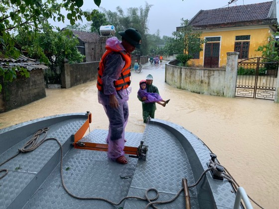 Vượt sông đưa 220 người dân ở “ốc đảo” Hồng Lam đến nơi an toàn ảnh 3 Vượt sông đưa 220 người dân ở “ốc đảo” Hồng Lam đến nơi an toàn ảnh 3