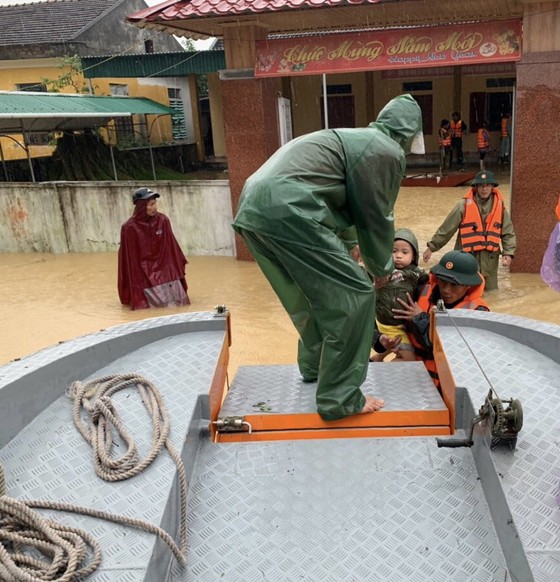 Vượt sông đưa 220 người dân ở “ốc đảo” Hồng Lam đến nơi an toàn ảnh 2 Vượt sông đưa 220 người dân ở “ốc đảo” Hồng Lam đến nơi an toàn ảnh 2