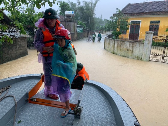 Vượt sông đưa 220 người dân ở “ốc đảo” Hồng Lam đến nơi an toàn ảnh 5 Vượt sông đưa 220 người dân ở “ốc đảo” Hồng Lam đến nơi an toàn ảnh 5