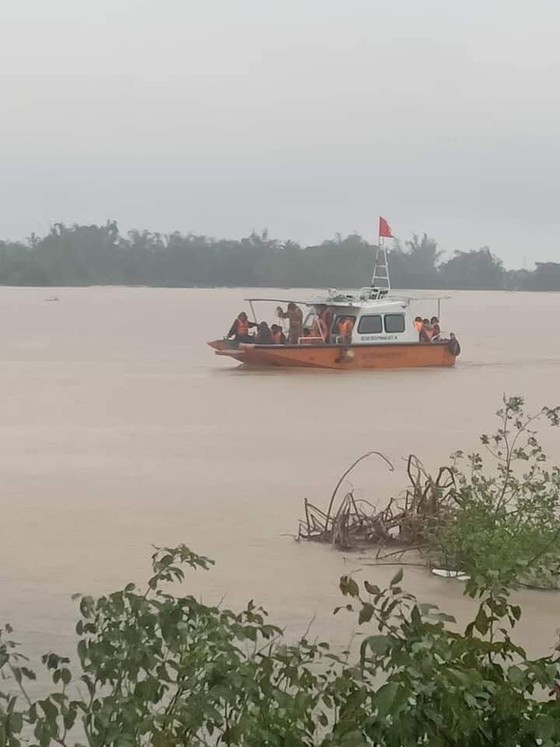 Vượt sông đưa 220 người dân ở “ốc đảo” Hồng Lam đến nơi an toàn ảnh 8 Vượt sông đưa 220 người dân ở “ốc đảo” Hồng Lam đến nơi an toàn ảnh 8