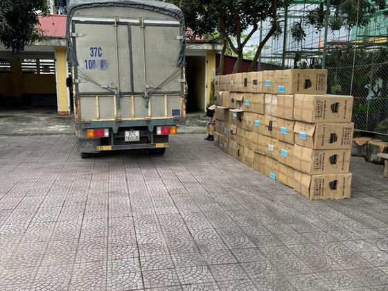 Phát hiện xe tải chở 122.500 khẩu trang không rõ nguồn gốc xuất xứ ảnh 1
