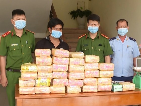 Hà Tĩnh: Bắt giữ đối tượng vận chuyển 31kg ma túy, 12.000 viên hồng phiến ảnh 1