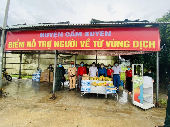 Cơ quan chức năng huyện Cẩm Xuyên hỗ trợ suất ăn nhanh, khẩu trang cho người dân về quê qua địa bàn