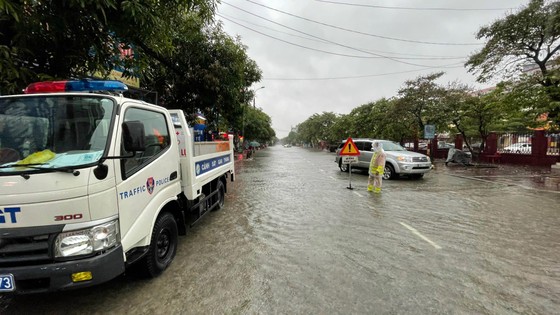 Mưa lớn kéo dài, nhiều tuyến đường ở thành phố Hà Tĩnh ngập trong biển nước ảnh 13 Mưa lớn kéo dài, nhiều tuyến đường ở thành phố Hà Tĩnh ngập trong biển nước ảnh 13