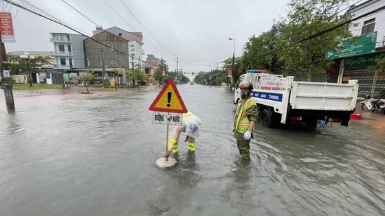 Mưa lớn kéo dài, nhiều tuyến đường ở thành phố Hà Tĩnh ngập trong biển nước ảnh 12 Mưa lớn kéo dài, nhiều tuyến đường ở thành phố Hà Tĩnh ngập trong biển nước ảnh 12