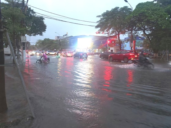Mưa lớn kéo dài, nhiều tuyến đường ở thành phố Hà Tĩnh ngập trong biển nước ảnh 21 Mưa lớn kéo dài, nhiều tuyến đường ở thành phố Hà Tĩnh ngập trong biển nước ảnh 21