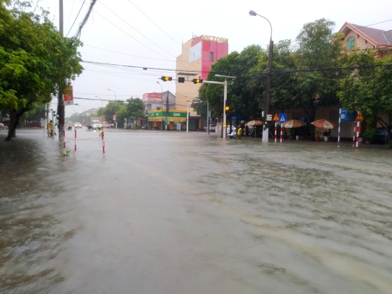 Mưa lớn kéo dài, nhiều tuyến đường ở thành phố Hà Tĩnh ngập trong biển nước ảnh 11 Mưa lớn kéo dài, nhiều tuyến đường ở thành phố Hà Tĩnh ngập trong biển nước ảnh 11