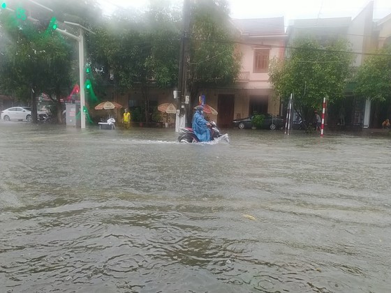 Mưa lớn kéo dài, nhiều tuyến đường ở thành phố Hà Tĩnh ngập trong biển nước ảnh 4 Mưa lớn kéo dài, nhiều tuyến đường ở thành phố Hà Tĩnh ngập trong biển nước ảnh 4