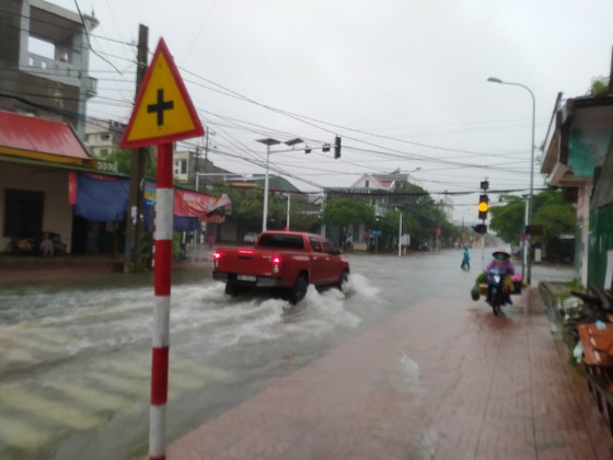 Mưa lớn kéo dài, nhiều tuyến đường ở thành phố Hà Tĩnh ngập trong biển nước ảnh 2 Mưa lớn kéo dài, nhiều tuyến đường ở thành phố Hà Tĩnh ngập trong biển nước ảnh 2