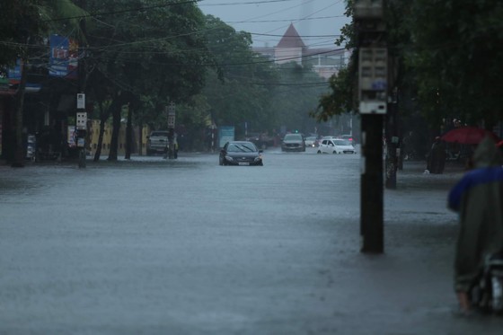 Mưa lớn kéo dài, nhiều tuyến đường ở thành phố Hà Tĩnh ngập trong biển nước ảnh 1 Mưa lớn kéo dài, nhiều tuyến đường ở thành phố Hà Tĩnh ngập trong biển nước ảnh 1