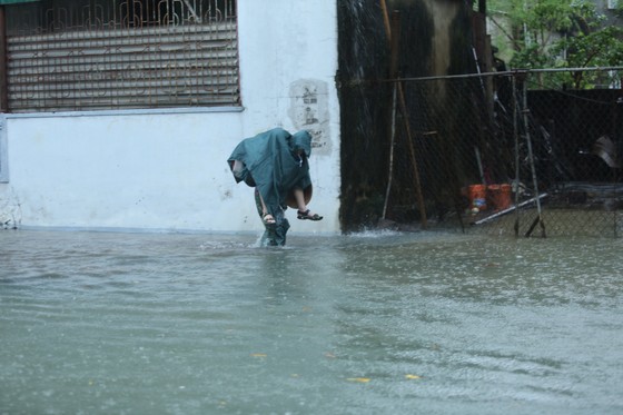 Mưa lớn kéo dài, nhiều tuyến đường ở thành phố Hà Tĩnh ngập trong biển nước ảnh 10 Mưa lớn kéo dài, nhiều tuyến đường ở thành phố Hà Tĩnh ngập trong biển nước ảnh 10