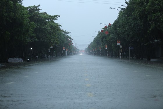 Mưa lớn kéo dài, nhiều tuyến đường ở thành phố Hà Tĩnh ngập trong biển nước ảnh 8 Mưa lớn kéo dài, nhiều tuyến đường ở thành phố Hà Tĩnh ngập trong biển nước ảnh 8