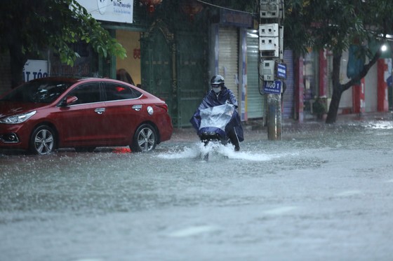 Mưa lớn kéo dài, nhiều tuyến đường ở thành phố Hà Tĩnh ngập trong biển nước ảnh 9 Mưa lớn kéo dài, nhiều tuyến đường ở thành phố Hà Tĩnh ngập trong biển nước ảnh 9