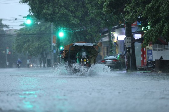 Mưa lớn kéo dài, nhiều tuyến đường ở thành phố Hà Tĩnh ngập trong biển nước ảnh 7 Mưa lớn kéo dài, nhiều tuyến đường ở thành phố Hà Tĩnh ngập trong biển nước ảnh 7