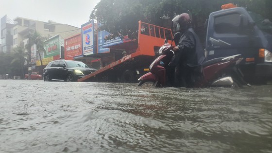 Mưa lớn kéo dài, nhiều tuyến đường ở thành phố Hà Tĩnh ngập trong biển nước ảnh 14 Mưa lớn kéo dài, nhiều tuyến đường ở thành phố Hà Tĩnh ngập trong biển nước ảnh 14
