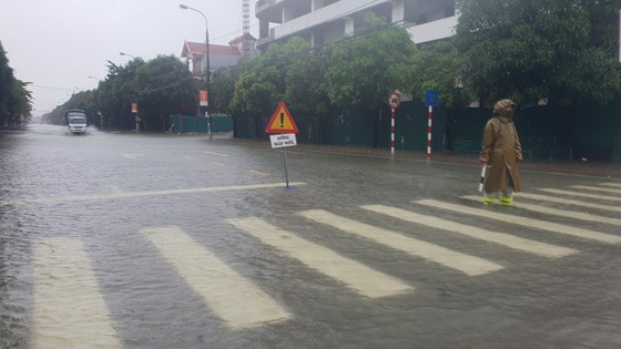 Mưa lớn kéo dài, nhiều tuyến đường ở thành phố Hà Tĩnh ngập trong biển nước ảnh 18 Mưa lớn kéo dài, nhiều tuyến đường ở thành phố Hà Tĩnh ngập trong biển nước ảnh 18