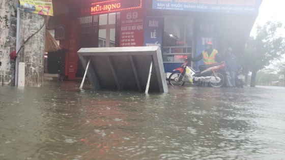 Mưa lớn kéo dài, nhiều tuyến đường ở thành phố Hà Tĩnh ngập trong biển nước ảnh 19 Mưa lớn kéo dài, nhiều tuyến đường ở thành phố Hà Tĩnh ngập trong biển nước ảnh 19