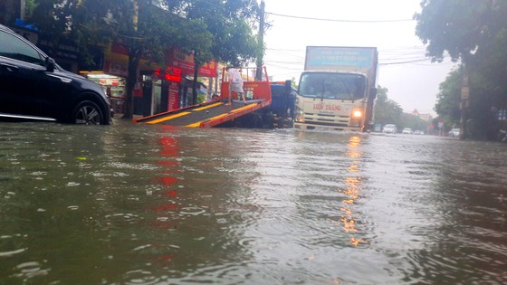 Mưa lớn kéo dài, nhiều tuyến đường ở thành phố Hà Tĩnh ngập trong biển nước ảnh 20 Mưa lớn kéo dài, nhiều tuyến đường ở thành phố Hà Tĩnh ngập trong biển nước ảnh 20