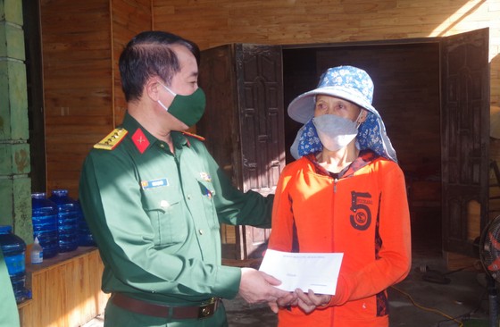 Hà Tĩnh: Thăm, tặng quà các gia đình từng trực tiếp tham gia mở đường Hồ Chí Minh trên biển ảnh 5 Hà Tĩnh: Thăm, tặng quà các gia đình từng trực tiếp tham gia mở đường Hồ Chí Minh trên biển ảnh 5