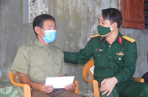 Hà Tĩnh: Thăm, tặng quà các gia đình từng trực tiếp tham gia mở đường Hồ Chí Minh trên biển ảnh 2 Hà Tĩnh: Thăm, tặng quà các gia đình từng trực tiếp tham gia mở đường Hồ Chí Minh trên biển ảnh 2