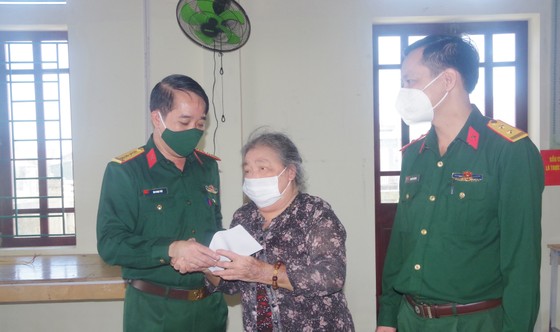 Hà Tĩnh: Thăm, tặng quà các gia đình từng trực tiếp tham gia mở đường Hồ Chí Minh trên biển ảnh 4 Hà Tĩnh: Thăm, tặng quà các gia đình từng trực tiếp tham gia mở đường Hồ Chí Minh trên biển ảnh 4