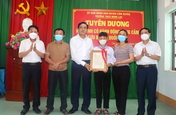Chủ tịch UBND tỉnh Hà Tĩnh Võ Trọng Hải trao thư khen của Chủ tịch nước cho em Nguyễn Văn Dương