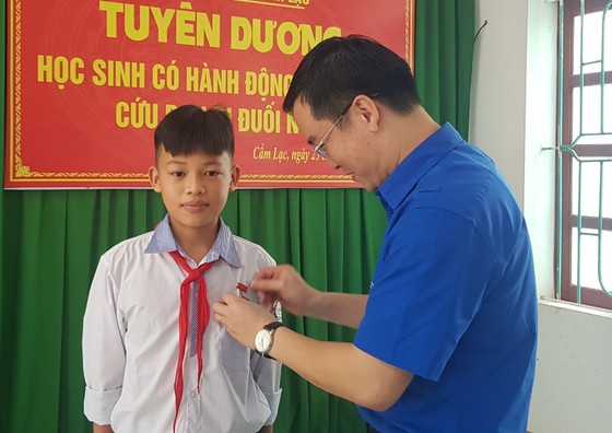 Tặng Huy hiệu Tuổi trẻ dũng cảm cho nam sinh lớp 8 cứu người đuối nước ảnh 1