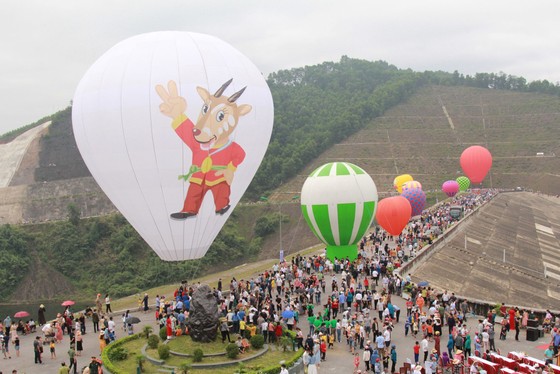 Hà Tĩnh: Trình diễn bay khinh khí cầu chào mừng SEA Games 31 ảnh 1