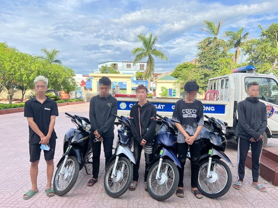 Xử lý nhóm thanh thiếu niên điều khiển xe mô tô bốc đầu, lạng lách đánh võng ảnh 3