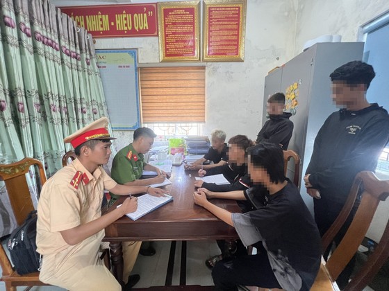 Xử lý nhóm thanh thiếu niên điều khiển xe mô tô bốc đầu, lạng lách đánh võng ảnh 2