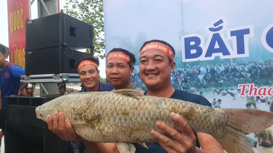 Hàng trăm người nô nức bắt cá hồ Đập Lổ ở Hà Tĩnh ảnh 4