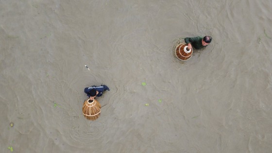 Hàng trăm người nô nức bắt cá hồ Đập Lổ ở Hà Tĩnh ảnh 6