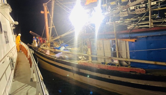 Cứu 5 thuyền viên trên tàu cá hỏng máy, thả trôi trong thời tiết nguy hiểm ảnh 1